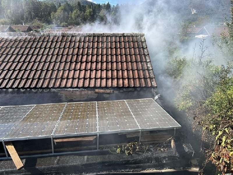 Brand Hütte in einer Schrebergartenanlage (Bild 3)